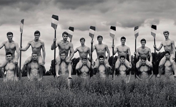 Plano Deportivo Equipos de Remo de Warwick posan desnudos con fin benéfico